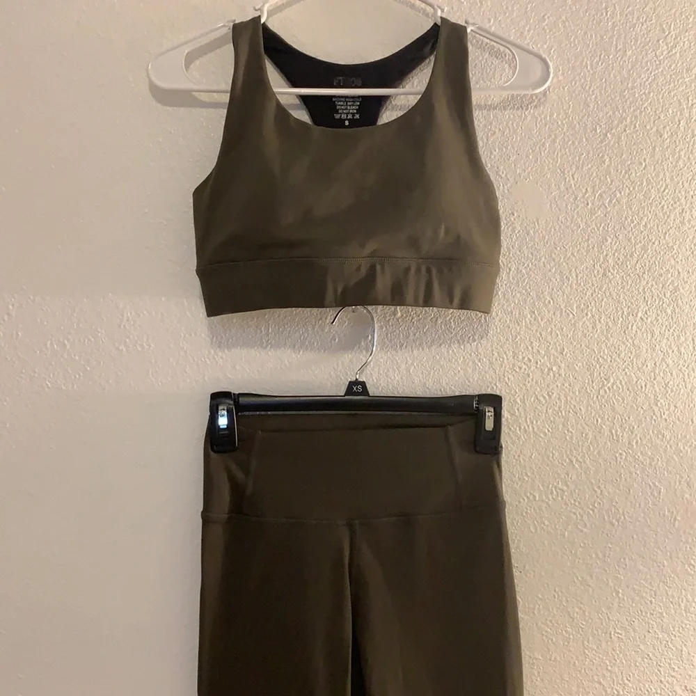 Dark green workout set in great condition! Only worn 2 times! Size small. - Picture 1 of 5